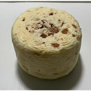 Pecorino primo sale con mandorle